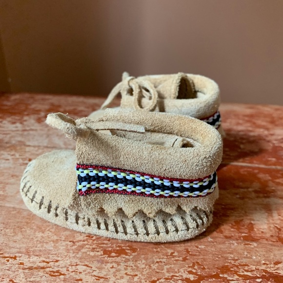 NWOB Baby Minnetonka Moccasin Booties - Picture 3 of 9